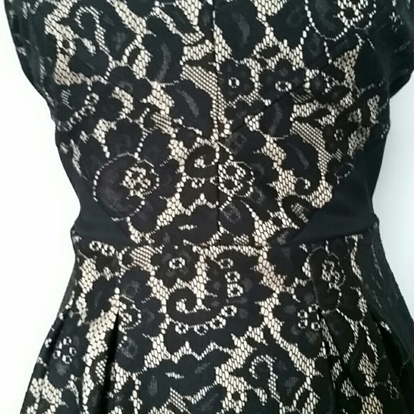 Lace dress - Picture 3 of 3